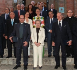 Fotografía de grupo de Doña Elena con los premiados, los miembros del Patronato de la Fundación y del Jurado